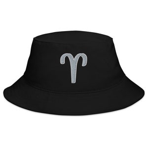 Puede incluir: Sombrero de pescador negro con un símbolo del zodíaco Aries bordado en gris.