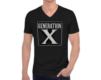 Camiseta retro de cuello en V Gen X - Camiseta unisex de estética alternativa de los 90 / Corte suave de algodón preencogido / Estilo gótico de streetwear y horrorcore