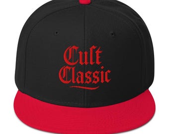 Czapka z daszkiem Cult Classic Red Gen X Snapback – czapka gotycka w stylu retro z płaskim daszkiem, alternatywna ciemna estetyka streetwearowa, regulowany krój o wysokim profilu