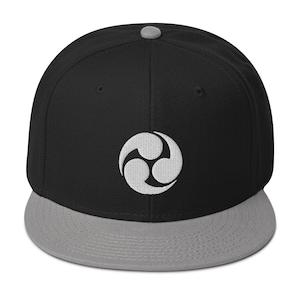 Weiß Tomoe Mitsudomoe Japanisches Symbol gestickt Flat Bill Cap Snapback Hut