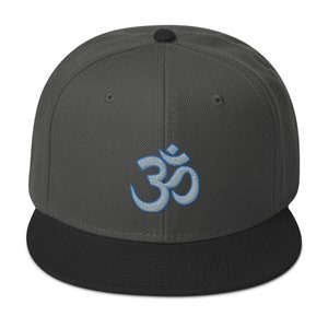 Gorra plana bordada con símbolo espiritual sagrado OM gris