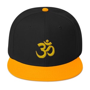 Gorra plana bordada con símbolo espiritual sagrado OM en color amarillo
