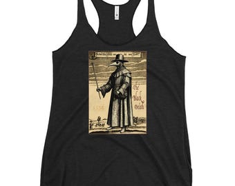 Puede incluir: Camiseta sin mangas negra con una ilustración vintage de un médico de la peste. La imagen es en blanco y negro e incluye el texto "The Black Death" y el año 1334. El médico de la peste sostiene un bastón.