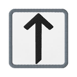 Puede incluir: Parche bordado con una flecha negra que apunta hacia arriba sobre un fondo blanco. El parche tiene forma cuadrada con un borde gris similar al denim. La flecha está centrada y tiene un diseño simple y audaz.