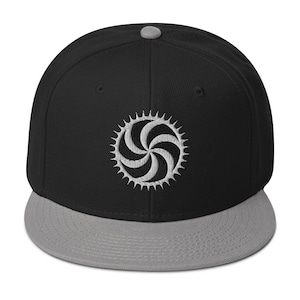 Boné Snapback com símbolo de pico de redemoinho mortal branco bordado com aba plana