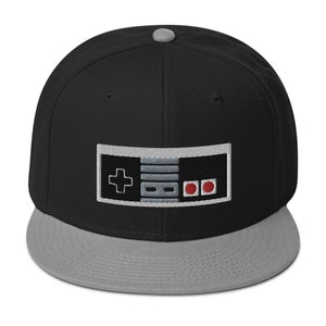 Boné clássico dos anos 80 com controle de jogo bordado e aba reta, estilo snapback