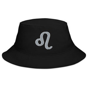 Puede incluir: Sombrero de pescador negro con un símbolo del zodíaco Leo bordado en plata.