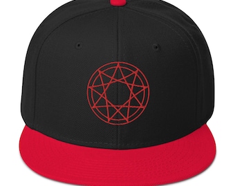 Rode pet met 9-puntige ster, pentagram, occult symbool, geborduurd op een platte klep (snapback).