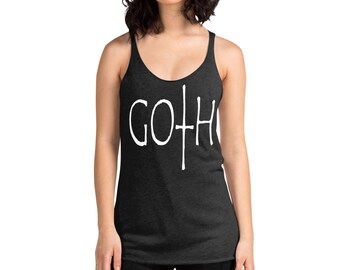 Puede incluir: Un top de tirantes negro con un gráfico blanco que dice "GOTH" con una cruz en la "O".