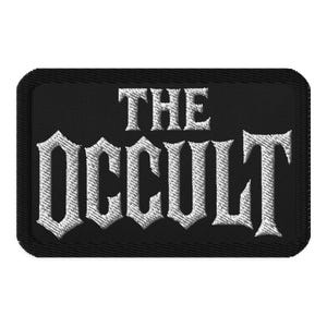 Puede incluir: Parche rectangular negro con las palabras "THE OCCULT" bordadas en blanco con letras góticas. El parche tiene un borde negro y está diseñado para coser o planchar en ropa o accesorios.