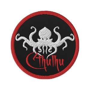 Op de afbeelding: Een geborduurde zwarte en rode patch met een witte octopus en het woord "Cthulhu" in rood.
