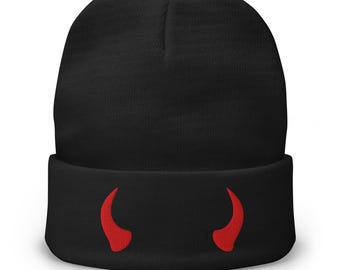 Gorro con puños de cuernos de diablo rojo: gorro bordado para cosplay gótico de Halloween, ropa urbana de terror y moda alternativa oscura.