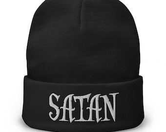Gorro blanco con puños de Satanás Puro Mal: gorra gótica bordada para fanáticos de la estética oscura alternativa, el terror y el ocultismo.