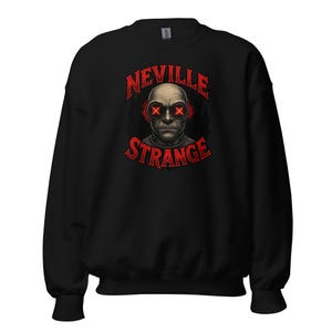 Könnte beinhalten: Schwarzes Sweatshirt mit einer Grafik einer kahlen, blasshäutigen Figur mit roten kreuzförmigen Augen und dem Text "NEVILLE STRANGE" in roter, stilisierter Schrift. Das Design hat eine dunkle, ominöse Ästhetik.