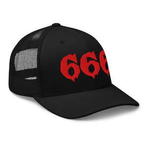 Puede incluir: Gorra de camionero negra con parte trasera de malla y visera curva. La gorra presenta el número "666" bordado en rojo en la parte delantera. Un estilo clásico, adecuado para uso casual.