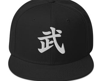 Snapback-hoed Japanse Kanji-krijger 武 – Witte platte pet met geborduurd anime-symbool, samoeraicadeau
