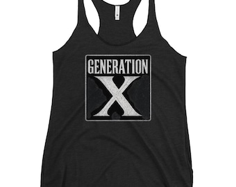 Puede incluir: Camiseta sin mangas negra con el texto "GENERATION X" en blanco, con un efecto desgastado, dentro de un cuadrado negro con borde blanco, con una gran "X" blanca debajo. La camiseta tiene cuello redondo y espalda deportiva.