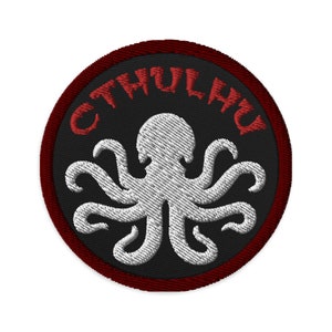 Op de afbeelding: Een geborduurde zwarte en rode patch met een witte octopus en het woord "Cthulhu" in rode letters.