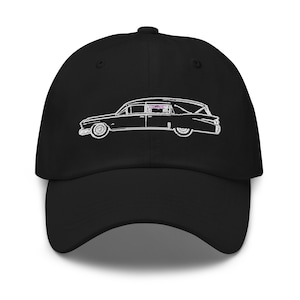 Puede incluir: Una gorra de béisbol negra con una imagen bordada en blanco de una carroza fúnebre vintage.