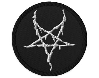 Broderad lapp i svart metallstil med inverterat pentagram och satanisk ritual