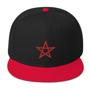 Könnte beinhalten: Eine schwarze und rote Baseballkappe mit einem roten, gestickten fünfzackigen Stern auf der Vorderseite.