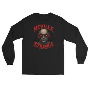 Könnte beinhalten: Schwarzes Langarmshirt mit einem Schädel-Grafik mit roten Kreuzaugen und dem Text "NEVILLE STRANGE" in roter, dekorativer Schrift. Das Design ist auf der Brust zentriert.