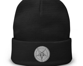 Gorro blanco con el símbolo de Baphomet: gorra gótica bordada para amantes del streetwear alternativo, la estética oscura, el ocultismo y el terror.