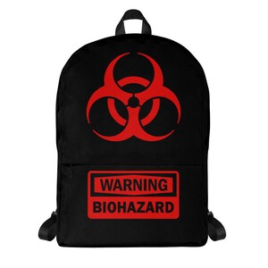 Może przedstawiać: Czarny plecak z czerwonym symbolem biohazardu i napisem "WARNING BIOHAZARD" nadrukowanym z przodu.