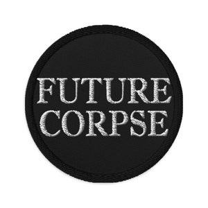 Könnte beinhalten: Schwarzer und weißer gestickter Aufnäher mit dem Text "FUTURE CORPSE" in runder Form.