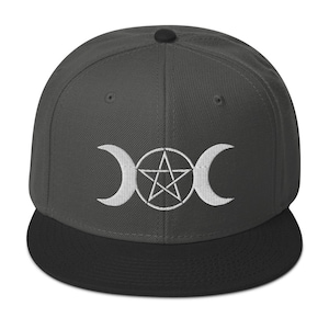 Boné snapback com aba lisa bordada deusa da lua tripla branca pagã