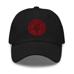 Puede incluir: Gorra de béisbol negra con un símbolo de Baphomet rojo bordado. La gorra tiene una visera curva y una correa ajustable en la parte trasera. El símbolo de Baphomet es un pentagrama con una cabeza de cabra.