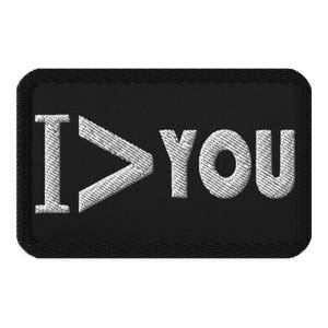 Può includere: Toppa ricamata nera con testo bianco che dice "I > YOU".