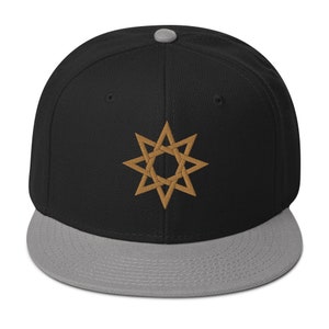 Boné snapback dourado com estrela de 8 pontas e octagrama Anu God bordado