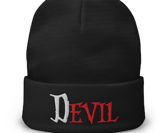 Gorro con puños "El Diablo es Malvado": gorra gótica bordada para fanáticos de la estética oscura, el ocultismo urbano y la moda alternativa de terror.