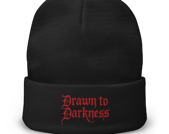 Czapka z dzianiny z haftowanym mankietem „Drawn to Darkness Horror” – gotycka, haftowana czapka z mankietem, alternatywny, mroczny styl uliczny