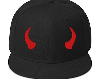 Cappello snapback con corna da diavolo rosso - Cosplay di Lucifero gotico, berretto occulto con visiera piatta per metallari e streetwear horror alternativo