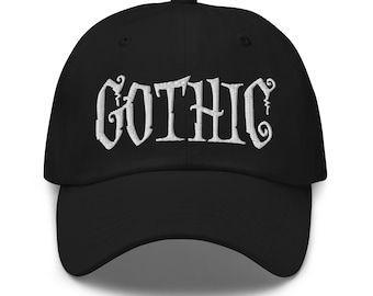 Puede incluir: Una gorra de béisbol negra con la palabra "GOTHIC" bordada en blanco en la parte delantera.
