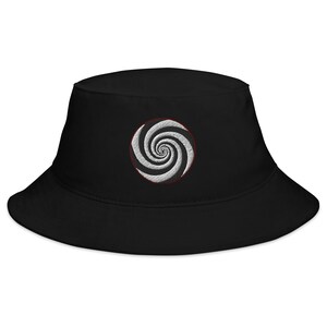 Puede incluir: Sombrero de pescador negro con un diseño de espiral blanco y gris bordado en la parte delantera.