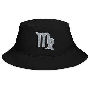 Puede incluir: Sombrero de pescador negro con un símbolo del zodíaco Virgo bordado en plata.