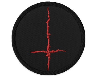 Naszywka w stylu Black Metal z odwróconym krzyżem, satanistyczny rytuał, czerwona nić