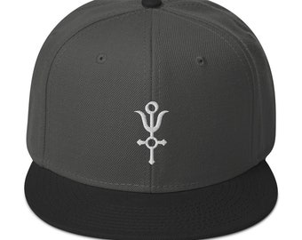 Pet met platte klep en geborduurd antimoon-alchemiebeschermingssymbool (snapback).