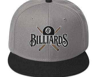 Billiards Cue Sticks 8 Ball Snapback Hat – Embroidered Flat Bill Cap for Pool Players & Alternative Streetwear