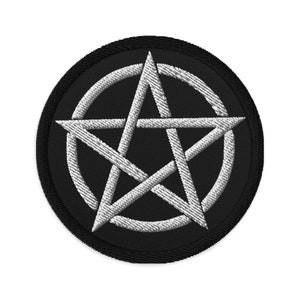 Puede incluir: Un parche bordado en blanco y negro con un pentagrama rodeado de un círculo.
