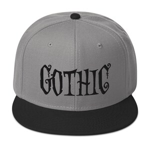 Zwarte gotische dramatische stijl geborduurde platte pet met snapback