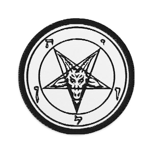 Op de afbeelding: Zwart-witte geborduurde patch met een pentagram met een geitenkop erin. Het pentagram wordt omringd door een cirkel met de letters '9' en '7' die eromheen worden herhaald.