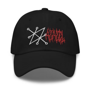 Könnte beinhalten: Schwarze Baseballkappe mit einem weißen Pentagramm und rotem Sticktext, der "Azazel Lilith" lautet.