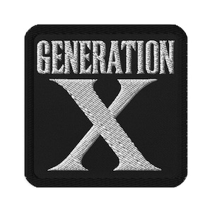 Puede incluir: Un parche cuadrado negro con texto bordado blanco que dice "GENERATION X" encima de una gran "X" blanca. El parche tiene un borde negro y una apariencia texturizada.