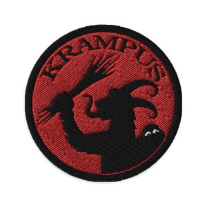 Może przedstawiać: Haftowana naszywka z napisem "KRAMPUS" w okrągłym wzorze. Naszywka ma czerwone tło z czarną sylwetką postaci Krampusa trzymającego gałązkę brzozy. Naszywka jest okrągła z czarną obwódką.