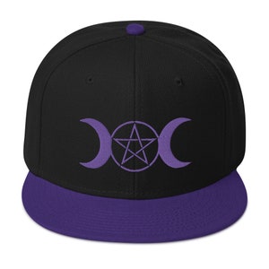 Boné snapback com aba plana bordada deusa da lua tripla roxa pagã