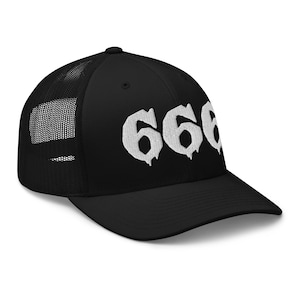 Puede incluir: Gorra de camionero negra con texto "666" bordado en blanco. La gorra tiene un panel trasero de malla y una visera curva. Estilo clásico de gorra de béisbol.